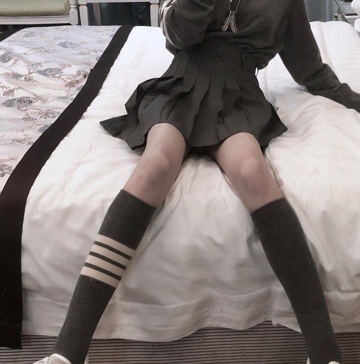 Why do Chinese women often wear pantyhose instead of stockings?